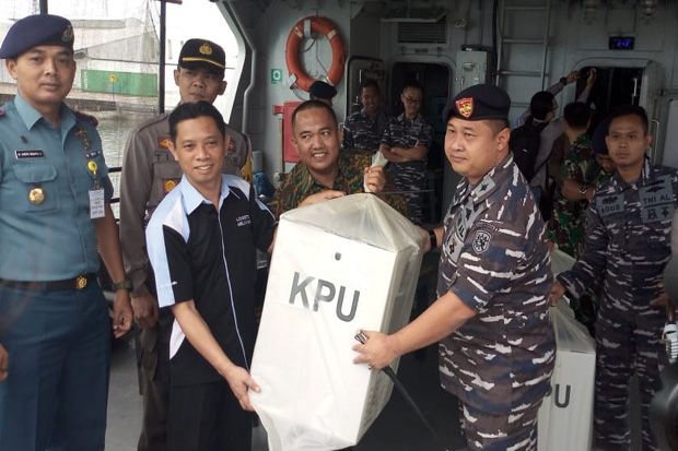 Distribusi Logistik Pemilu Pulau Enggano Dikirim dengan KRI Kurau