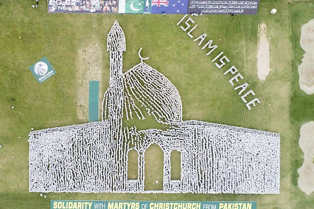 Kenang Korban, Ribuan Warga Pakistan Bentuk Konfigurasi Masjid Christchurch