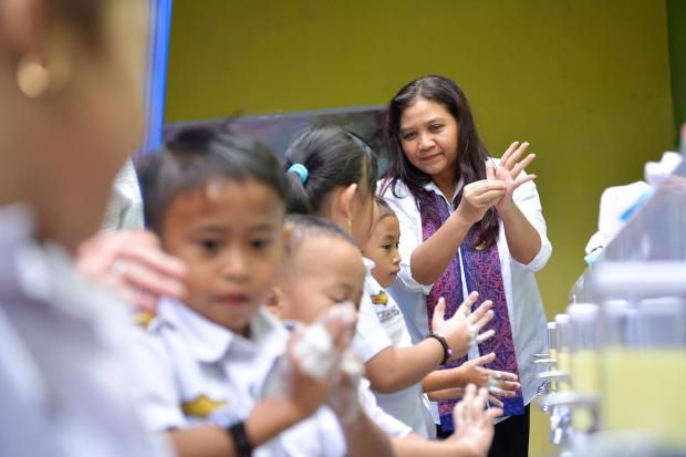 Cegah Stunting, Sri Mega Darmi OASE Ajari Anak-anak PAUD Cuci Tangan