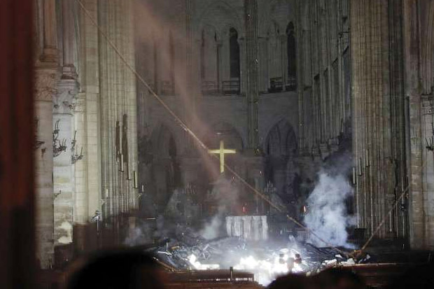 Macron Berjanji Bangun Kembali Katedral Notre Dame
