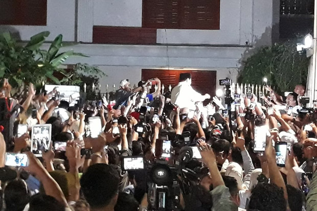 Usai Sujud Syukur, Prabowo Diarak Pendukungnya