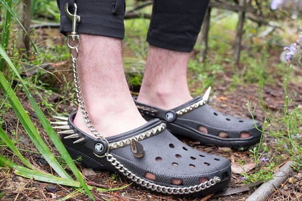 Crocs Hadirkan Desain Sepatu Baru dengan Sentuhan Ala Punk