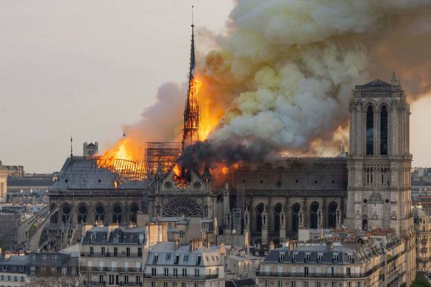 Seniman Argentina Ramal Kebakaran Notre Dame Puluhan Tahun Lalu