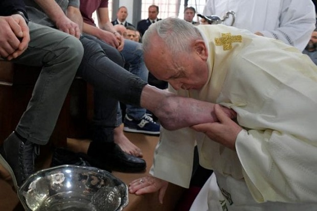 Paus Fransiskus Basuh dan Cium Kaki Para Tahanan