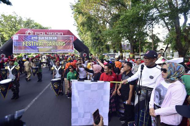 Dekranasda Dorong Kesenian Tradional Melalui Festival Sarung