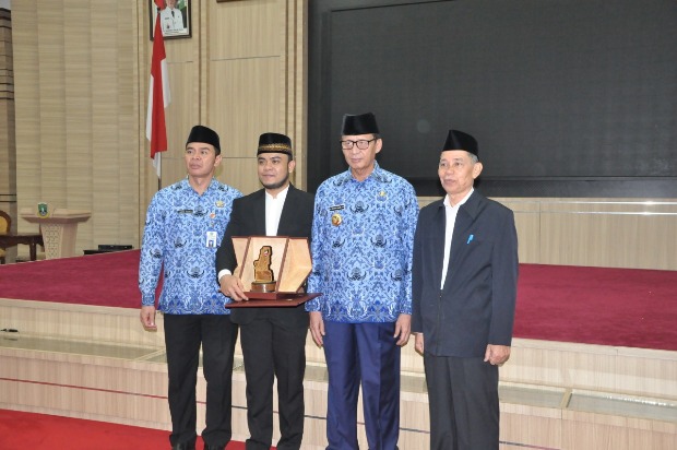 Gubernur Banten Beri Kadeudeuh Juara II MTQ Internasional