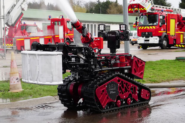 Robot Pemadam Api Collosus Berhasil Padamkan Gedung Kebakaran