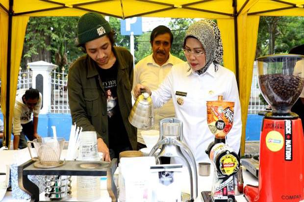 Bupati Serang Mendadak Jadi Barista