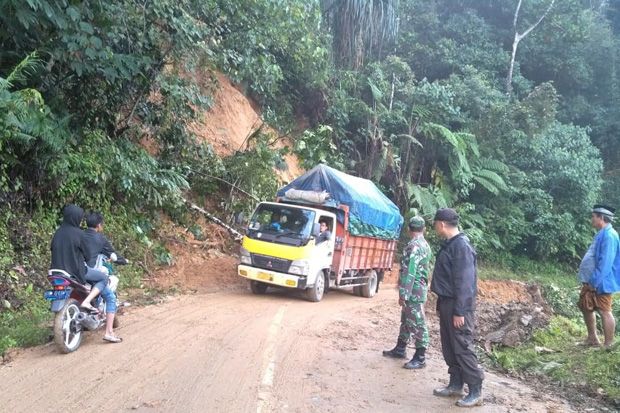 Longsor Lumpuhkan Akses Jalan Bangko-Kerinci Selama 7 Jam