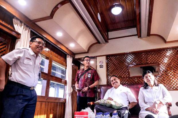 Asyiknya, Menpar Naik Kereta Wisata Retro ke Bandung