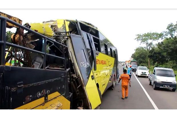 Sopir Bus Ngantuk Tabrak Pembatas Jalan Tol, 1 Tewas 5 Luka