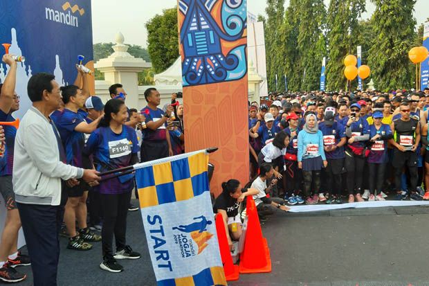Menteri Rini Lari Bareng Ribuan Peserta Maraton di Prambanan