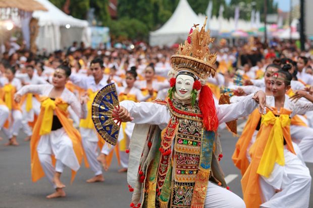 Tarian Kolosal Telek Jumpai Warnai Pembukaan Festival Semarapura
