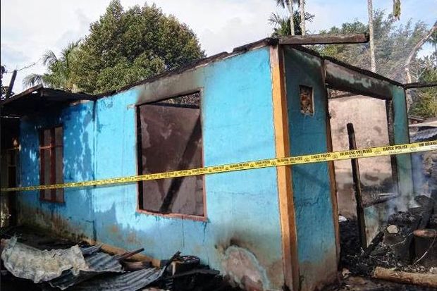 Massa Bakar Rumah Terduga Pelaku Penikaman Mahasiswa di Manokwari