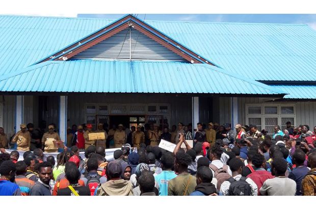 Warga Kabupaten Puncak Papua Demo Tolak Penerimaan CPNS Secara Online