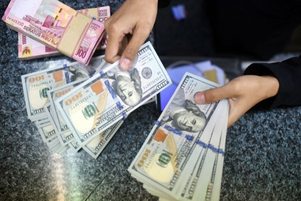 Rupiah Rontok ke Rp14.208 Jelang Kesepakatan Dagang AS-China