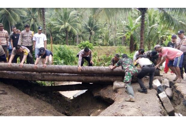 Jembatan di Desa Totopo Gorontalo Putus, TNI - Polri Turun Tangan