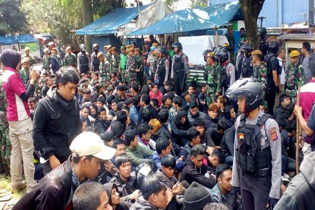 Kelompok Remaja Berpakaian Serba Hitam Kacaukan Hari Buruh di Bandung