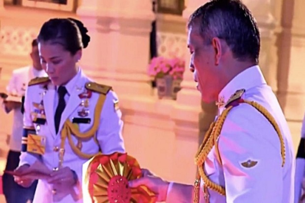 Raja Thailand Nikahi Pramugari dan Menamainya Ratu Suthida