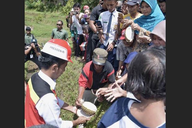 Selesai Resmikan Bendungan Gondang, Presiden Jokowi Ajak Warga Makan Durian
