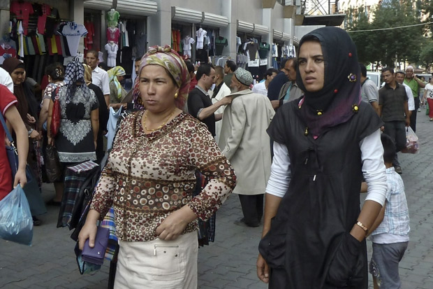 China Gunakan Aplikasi Seluler untuk Mata-matai Muslim Uighur