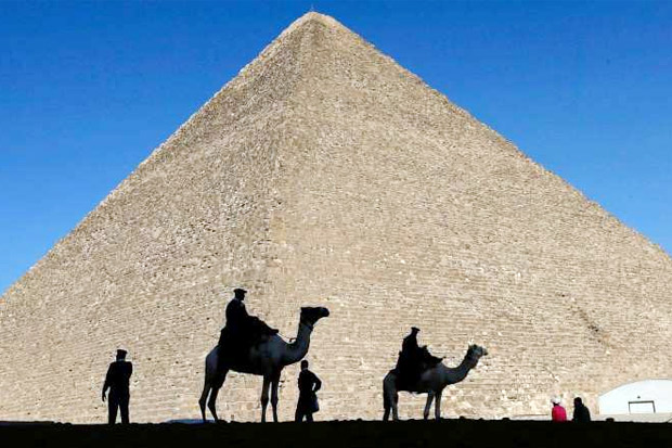 Pria Mesir Panjat Piramida Giza, Lempari Petugas Keamanan dengan Batu