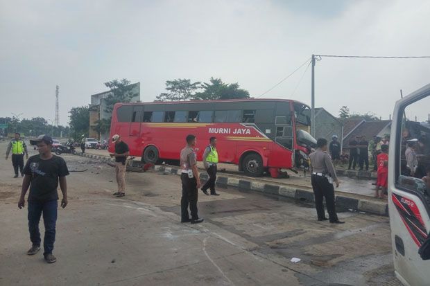 2 Bus Murni Tabrakan di Dekat Kantor Gubernur Banten, Kondektur Terlempar