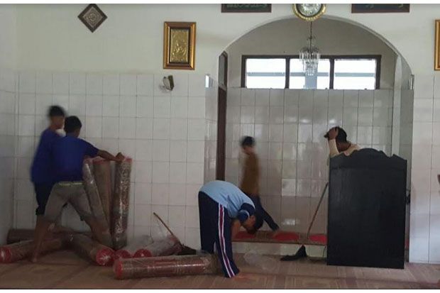 Tradisi Bersihkan Masjid Panti Sosial Tertua di Garut Jelang Ramadhan