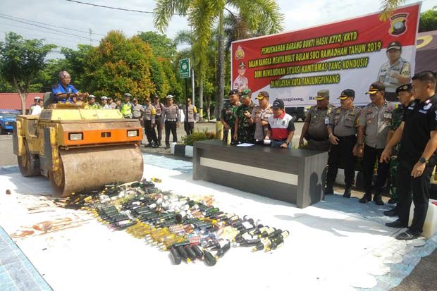 Polres Tanjungpinang Musnahkan Ratusan Botol Miras