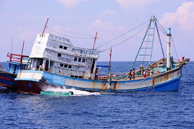 Sebanyak 13 Kapal Ikan Ilegal Vietnam Ditenggelamkan