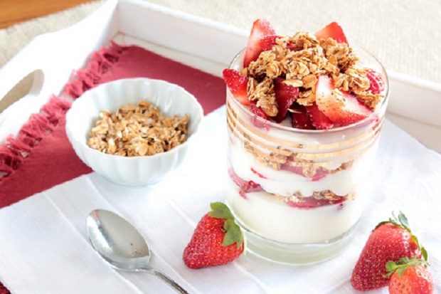 Strawberry Oat Yogurt Jadi Pilihan Berbuka Puasa yang Menyehatkan