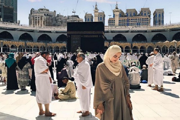 Hari Pertama Puasa, Luna Maya Unggah Foto Cantik Pakai Hijab