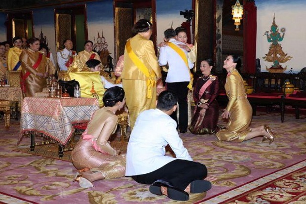 Penobatan Raja Thailand: Pelukan Sang Raja hingga Narsis Keluarganya