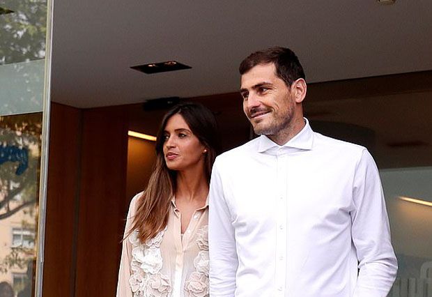 Dijemput Istri, Casillas Tersenyum Tinggalkan Rumah Sakit