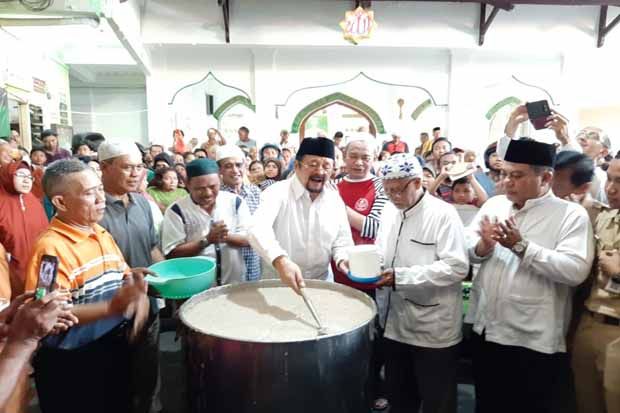 Warga Rela Antre untuk Dapatkan Bubur Samin Masjid Darussalam Solo