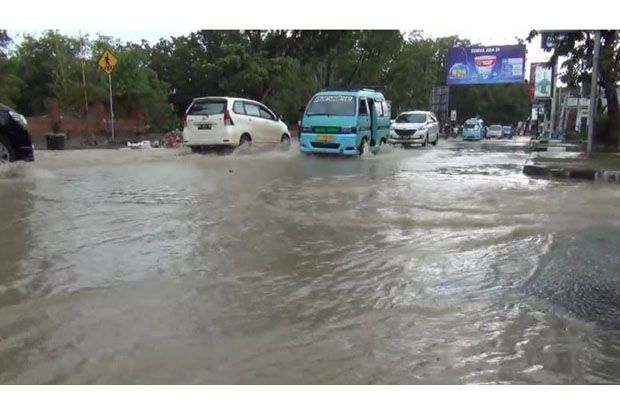 Hujan 2 Jam, Banjir Genangi Ruas Jalan Protokol di Kota Kendari