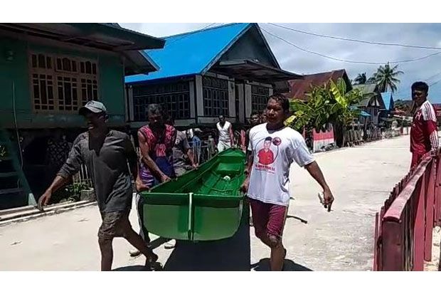 Warga Kapoa Busel Sweeping Kapal Ketinting Bantuan Mantan Kades