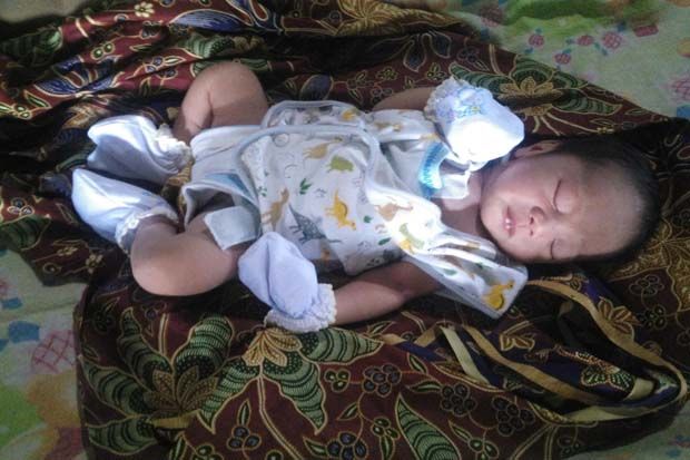 Hendak Tebas Rumput, Pak Haji Temukan Bayi Mungil Ini di Belukar