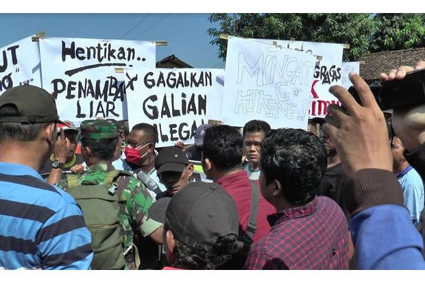 Demo Tolak Galian C di Kendal Memanas, Warga dan Petugas Saling Dorong