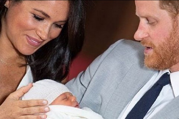 Meghan Markle dan Pangeran Harry Perlihatkan Wajah Anak Pertama