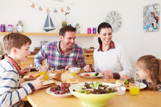 Hindari Katakan 6 Hal Ini pada Anak di Meja Makan