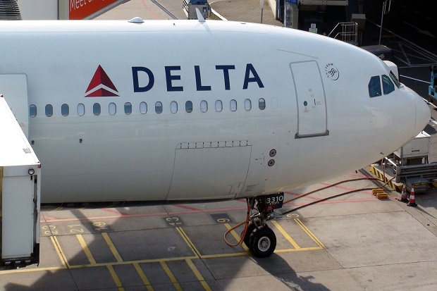 Ingin Bunuh Diri, Seorang Penumpang Coba Buka Pintu Pesawat Delta