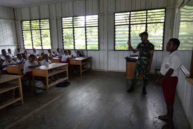Minim Guru, Yonif 755/Kostrad Bantu Mengajar di Pedalaman Papua