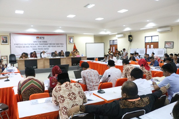 Aksi Walk Out Saksi Demokrat Warnai Rekapitulasi Suara di KPU Banten