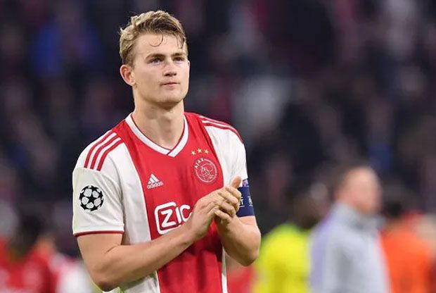 De Ligt Bantah Kabar Pindah ke Barcelona