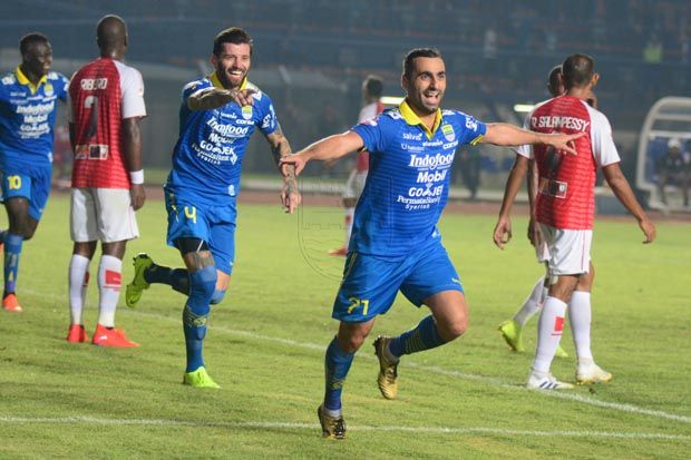 Artur Bawa Persib Gunduli Persipura