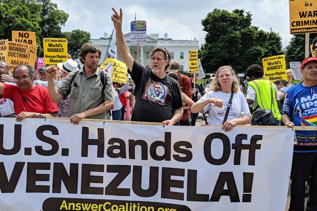 Kutuk Penyitaan Kedubes Venezuela, Ratusan Orang Geruduk Gedung Putih