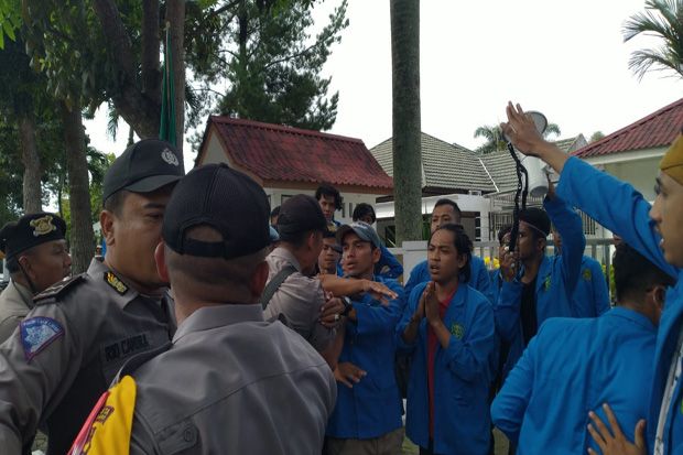 Demo di Kantor KPU Riau Ricuh, Sejumlah Mahasiswa Terluka