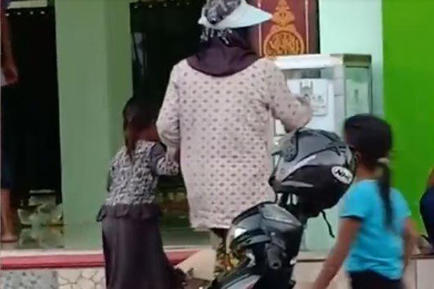 Viral, Video Ibu Pemulung Sedekah di Masjid
