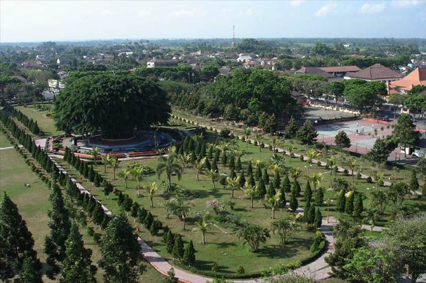 Ngabuburit Seru di Alun-Alun Kabupaten Lumajang Jawa Timur